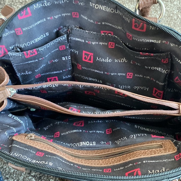 Purse can be a over the shoulder or carry by hand - Picture 3 of 3